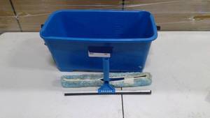 lot 380 image: Window cleaning items