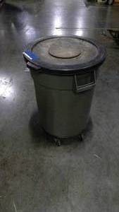 lot 392 image: Rubbermaid 32 Gal. Garbage can
