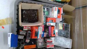 lot 415 image: Assorted screws