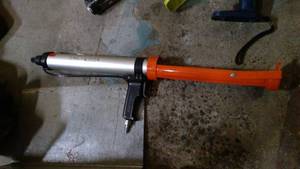 lot 513 image: Air powered caulking gun