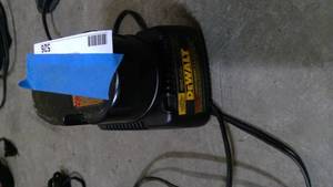 lot 526 image: DEWALT 18v battery and charger