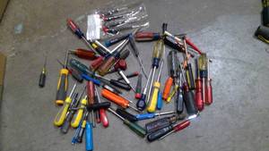 lot 551 image: Assorted screw drivers