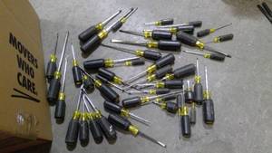 lot 556 image: Assorted Klein tools screw drivers