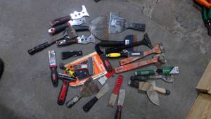 lot 557 image: Assorted scrapers