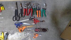 lot 558 image: Assorted tin snips and scissors