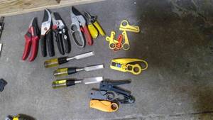 lot 559 image: Assorted cutters and chisels