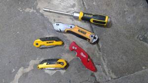 lot 560 image: DEWALT Razor knives Milwaukee Razor Knife