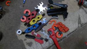 lot 568 image: Assorted Pipetube cutterscleaners