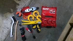 lot 569 image: Assorted Pipetube cutterscleaners