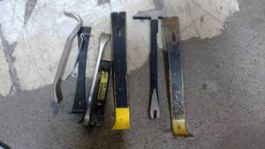 lot 579 image: Pry bars nail pullers