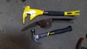 lot 580 image: Pick axe head, hammer, Fubar utility bar