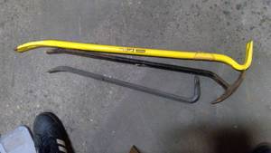 lot 585 image: Pry bars