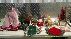 lot 14 image: Large Christmas Decoration Tote