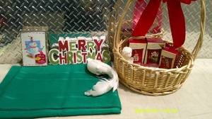 lot 20 image: Christmas Bow Basket Bundle