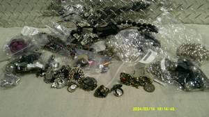 lot 49 image: Vintage Costume Jewelry Bundle&nbsp7
