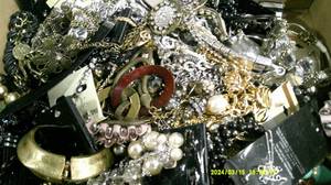 lot 72 image: Vintage Costume Jewelry Bundle&nbsp8