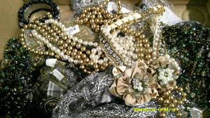 lot 75 image: Vintage Costume Jewelry Bundle  11