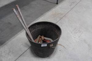 lot 103 image: Outdoor Horse Shoe Game