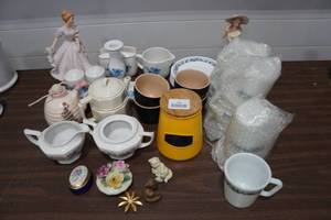 lot 199 image: Assorted Dcor and Tea Sets