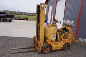 lot 21 image: Towmotor 4225 Propane Forklift