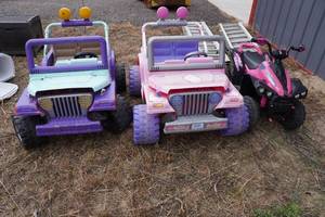 lot 287 image: 3 Ride-On Toys