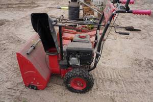 lot 304 image: Powersmart Gas Snow Thrower