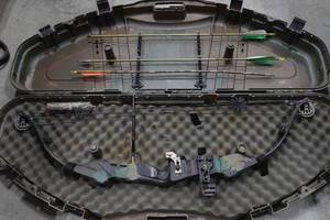 lot 160 image: PSE Precision Edge 1000C RH Compound Bow with Hard Case