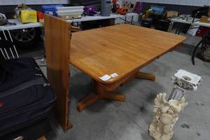 lot 130 image: Kitchen Table with Leaf