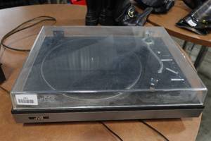 lot 232 image: Vintage JVC Turntable