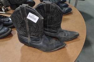 lot 220 image: Circle S Ladies Western Boots
