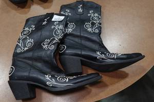 lot 230 image: Ladies Western Boots - Size 9