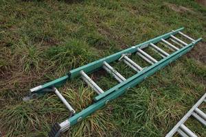 lot 335 image: Fiberglass 16 Extension Ladder
