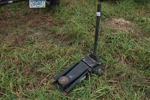 lot 330 image: Floor Jack