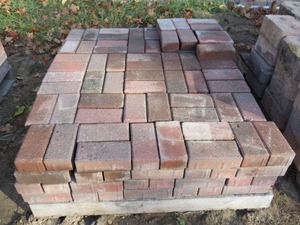 lot 7 image: Pallet of 4 x 8 Patio Blocks