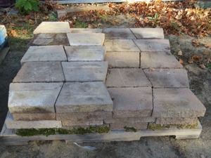 lot 11 image: Pallet of Beveled Retaining Wall Cap