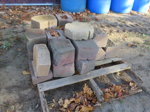 lot 13 image: Mixed Pallet of Retaining Wall Blocks