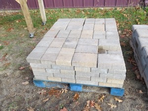 lot 14 image: Pallet of Patio Block - 9x6
