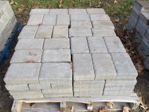 lot 15 image: Pallet of Patio Block - 9x6