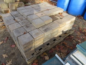 lot 17 image: Pallet of Patio Block - 6x6