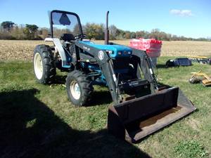 lot 2 image: 1997 FordNew Holland 2120 Diesel TractorLoader (Runs & Drives)
