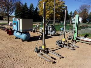 lot 78 image: Vermette 512M Material Lift