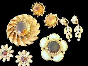 lot 53D image: UL - Vintage Signed Costume Jewelry Lot Featuring Weiss, Trifari, and Giovanni