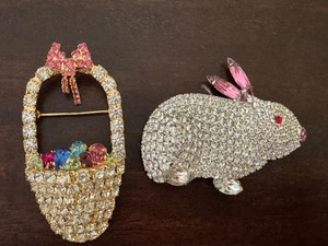 lot 55D image: UL - Bauer Crystal Rhinestone Easter Basket and Bunny Brooch Pin Set