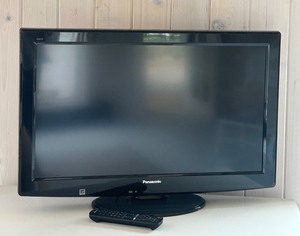 lot 35C image: SR - Panasonic 32-Inch LCD TV TC-L32X2 with Remote