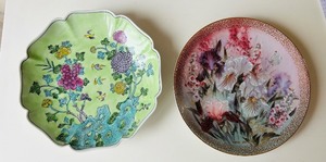 lot 57C image: SRFR - Set of 2 Decorative Plates Hand Painted Hong Kong Plate and 1991 Iris Quartet Collector Plate, 9 Inch