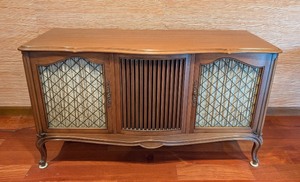 lot 155 image: LL - Vintage Drexel Motorola Stereo Cabinet Console for Repair