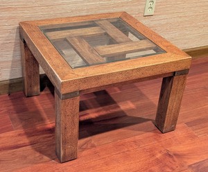 lot 161 image: LL - Vintage Drexel Wooden Side Table with Glass Inset
