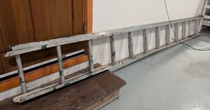 lot 250 image: G - Aluminum Extension Ladder