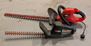 lot 258 image: G - Set of 2 Black & Decker Hedge Trimmers - 16 inch and 24 inch Blades