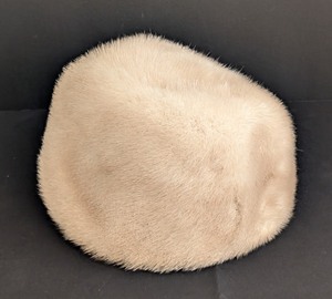 lot 280 image: K - Regency of New York Cream Fur Hat